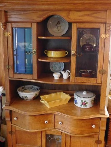 lot 3 image: High End Vintage 40 year old beautiful Solid Oak Dining Room Hutch purchased from Gabberts