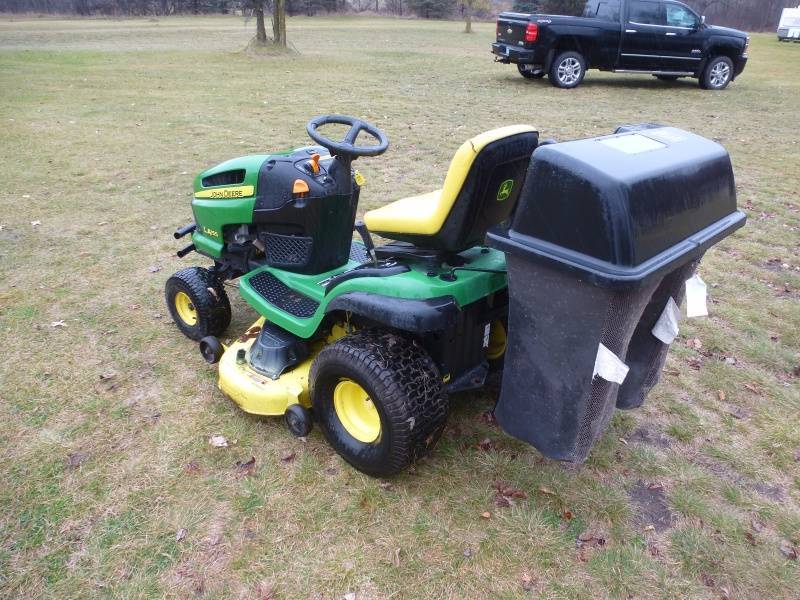lot 5 image: John Deere LA 155 Lawn Tractor