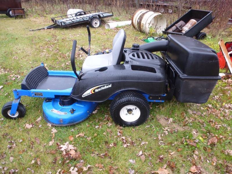 lot 8 image: New Holland MZ16H Zero Turn Mower