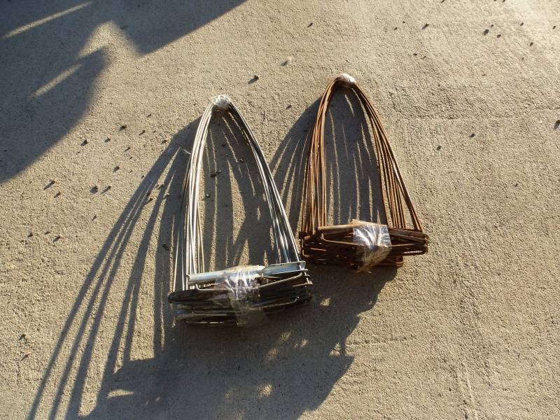 lot 15 image: Pelt Stretcher Set