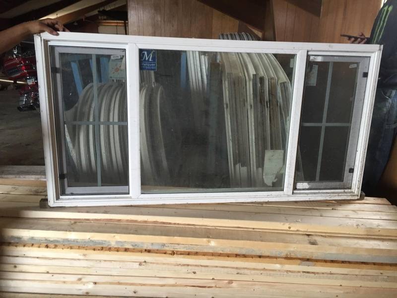 lot 38 image: Marquee Argon window with arch