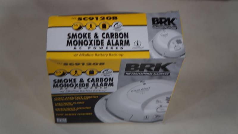 lot 32 image: Sealed Box of 12 Qty BRK SC9120B Smoke & Carbon Monoxide Alarm ACBattery Powered