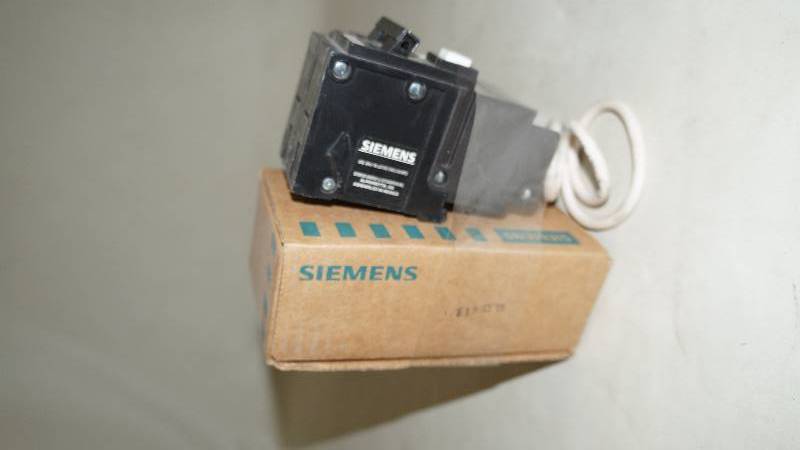 lot 239 image: Qty 2 Siemens 20 Amp 2 Pole 120240 Volts A.C. Type QPF QF220 Ground Fault Circuit Interrupters