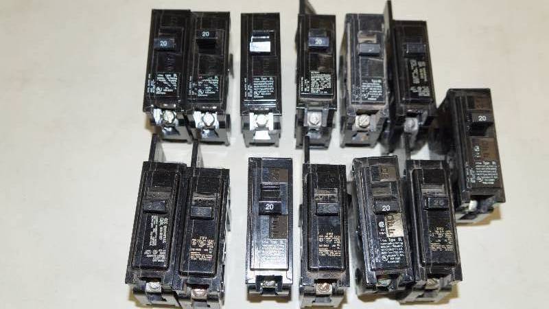 lot 241 image: Mixed Lot of 13 Circuit Breakers