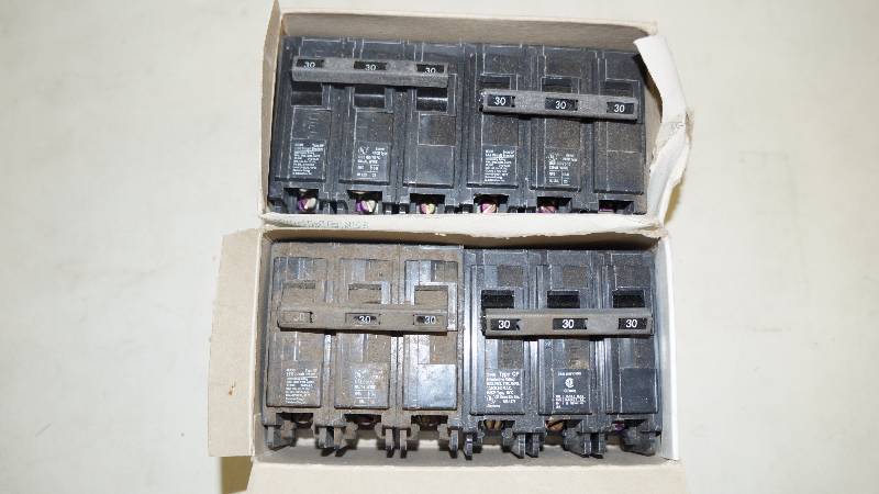 lot 258 image: Qty 4 NIB Siemens 30 Amps 3 Pole Type QP 240 VAC Q330 I-T-E Circuit Breakers