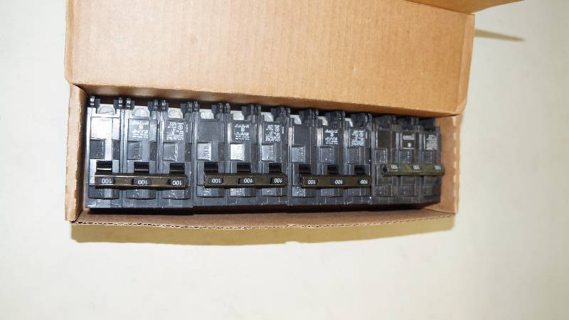 lot 267 image: Qty 4 NIB Siemens 100 Amp 3 Pole 240 V Type QP Q3100 Circuit Breakers