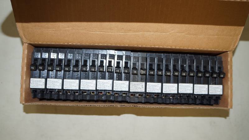 lot 268 image: Qty 12 NIB Siemens 15-15Amp 1 Pole 120240 V Type QT Q1515 Circuit Breakers