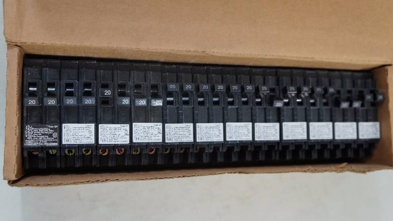 lot 269 image: Qty 12 NIB Siemens 20-20 Amp 1 Pole 120240 V Type QT Q2020 Circuit Breakers