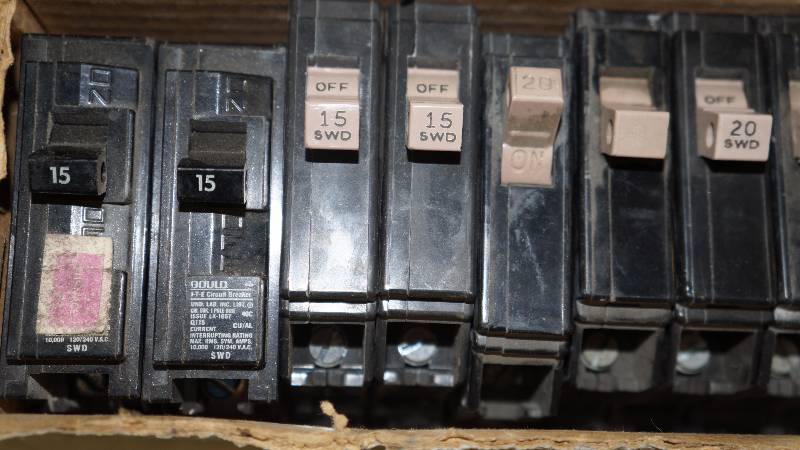 lot 274 image: Mixed Lot of 11 Circuit Breakers