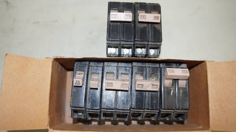 lot 304 image: Mixed Lot of 7 Cutler-Hammer Circuit Breakers