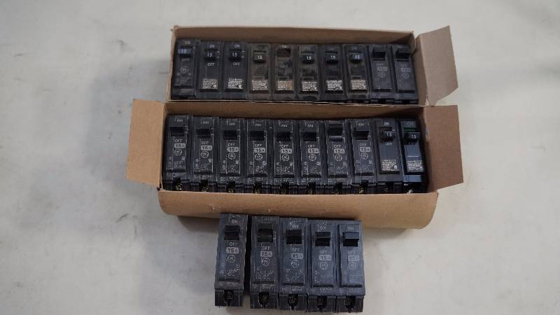 lot 310 image: Qty 25 NIB GE 15 Amps 1 Pole Model C Circuit Breakers