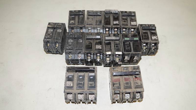 lot 312 image: Mixed Lot of 12 GE Circuit Breakers