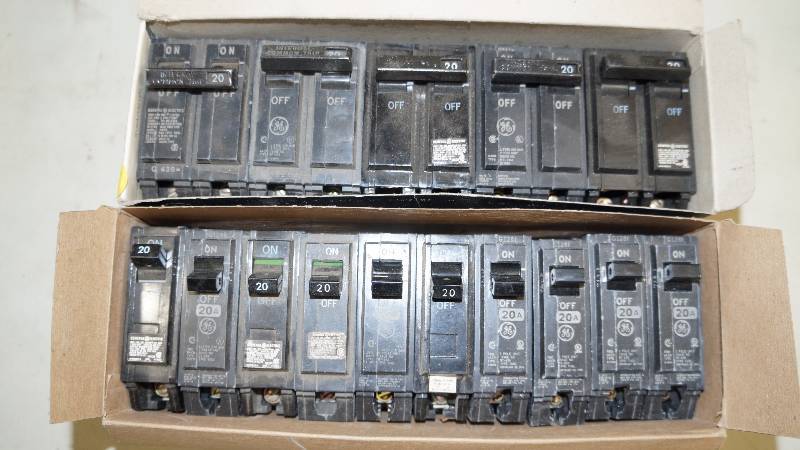 lot 313 image: Qty 15 GE 20 Amp Single & Double Pole Circuit Breakers