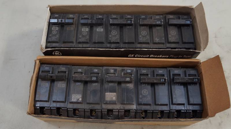 lot 314 image: NIB GE 25 Amp & 30 Amp 2 Pole Plug-In Circuit Breakers