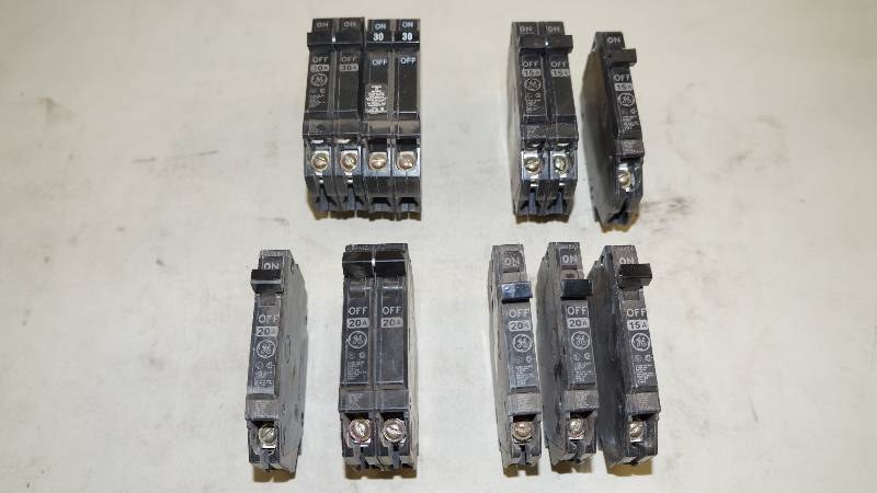 lot 315 image: Mixed Lot of 9 GE Circuit Breakers