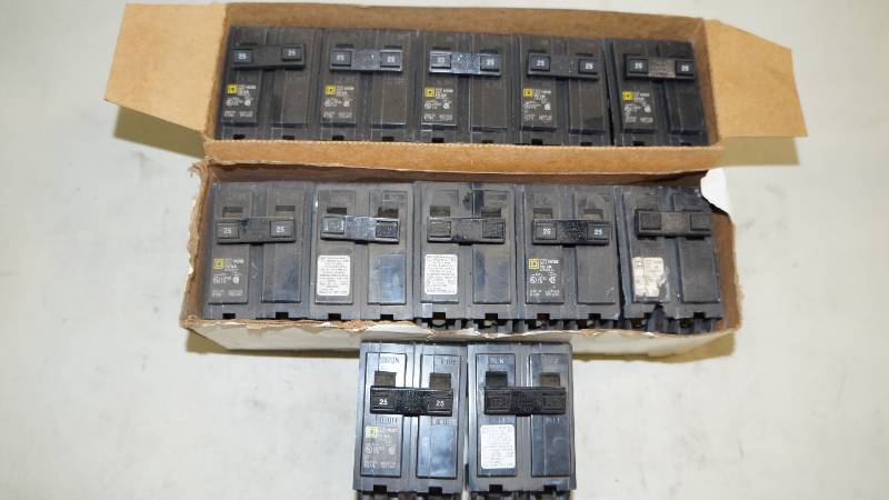 lot 316 image: Qty 12 Square D 25 Amp 2 Pole Circuit Breakers