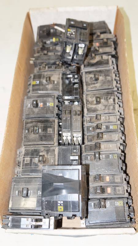 lot 321 image: Mixed Lot of 33 Square D Circuit Breakers