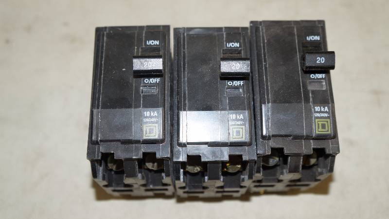 lot 322 image: Qty 3 NIB Square D QO220 20 Amp 2 Pole Plug-On Circuit Breakers