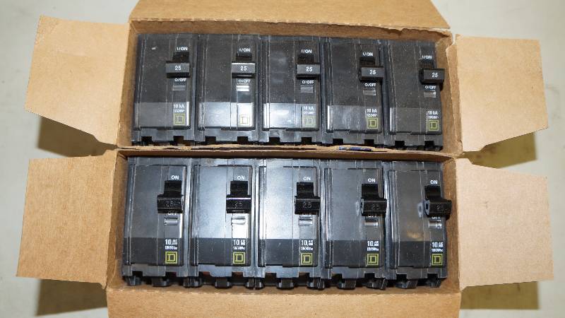lot 323 image: Qty 10 NIB Square D QO225 25 Amp 2 Pole Plug-On Circuit Breakers