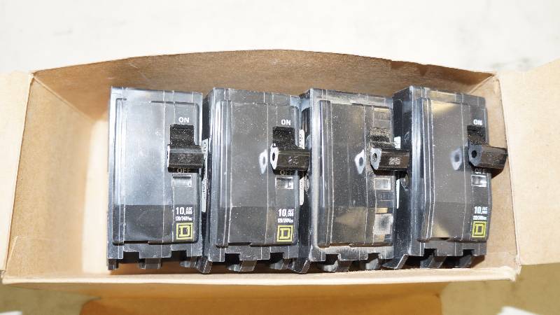 lot 324 image: Qty 4 NIB Square D 25 Amp 2 Poles QO225 Circuit Breakers with Visi-Trip Indicator