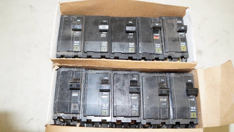 lot 325 image: Qty 10 NIB Square D 30 Amp 2 Pole QO230 Circuit Breakers with Visi-Trip Indicator