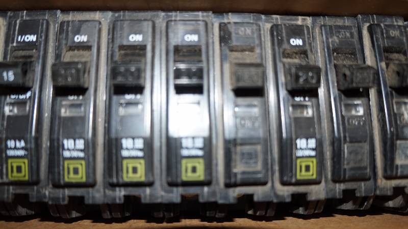 lot 331 image: Mixed Lot of 16 Square D Single Pole 15, 20 & 30 Amp Circuit Breakers