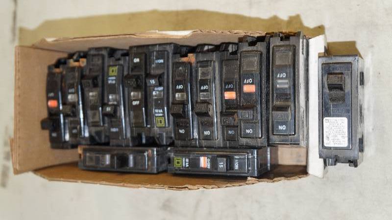 lot 332 image: Mixed Lot of 14 Square D Single Pole 15 & 20 Amp Circuit Breakers