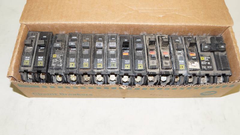 lot 335 image: Mixed Lot of 14 Single & Double Pole 20, 30 & 40 Amps Circuit Breakers