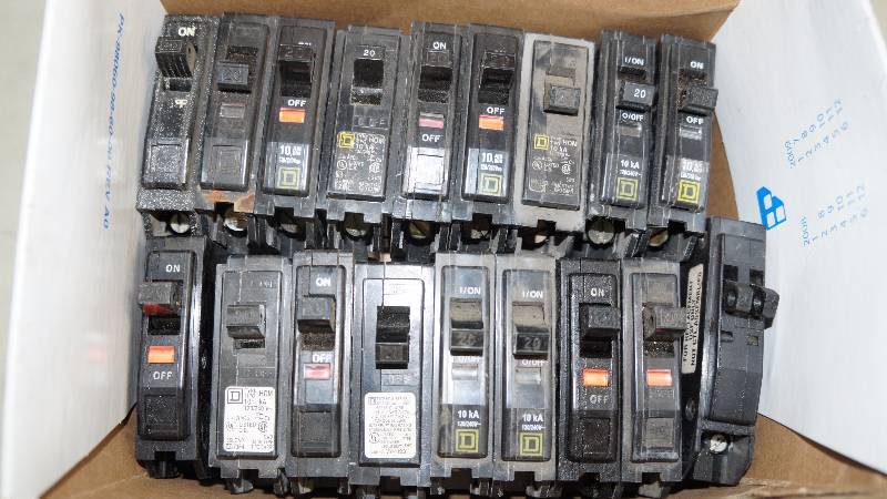lot 336 image: Mixed Lot of 18 Square D Single Pole 20 Amp Circuit Breakers