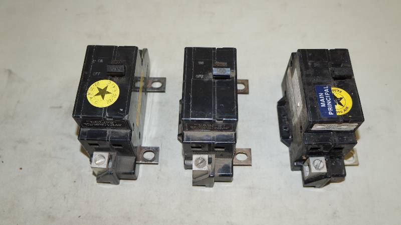 lot 343 image: Qty 3 Square D 100 Amp 2 Pole Type QOM1 120240 VAC Circuit Breakers