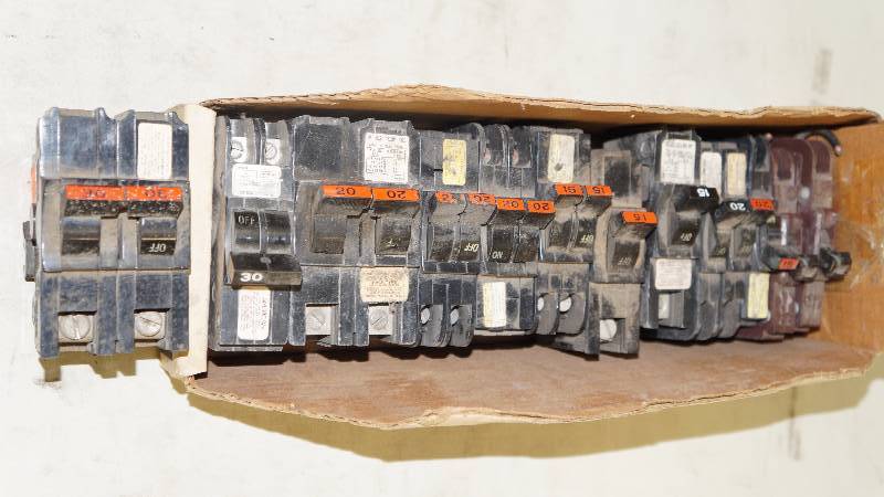 lot 344 image: Mixed Lot of 13 Circuit Breakers