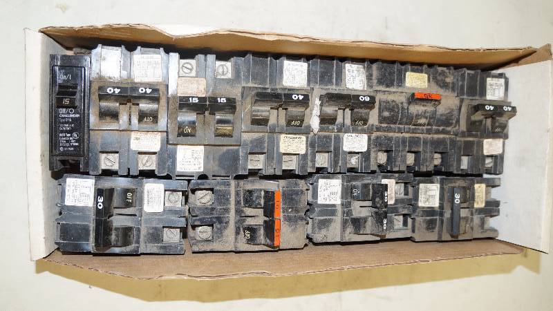 lot 346 image: Mixed Lot of 15 Circuit Breakers