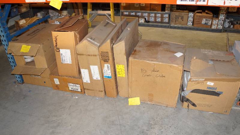 lot 355 image: Mixed Lot of Various Light Fixtures & Bulbs
