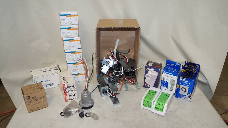 lot 360 image: Mixed Lot of NIB Photocells Photo Lighting Controls