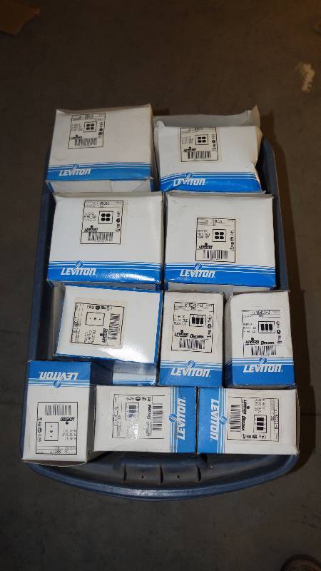 lot 461 image: Mixed Lot of NIB Plastic Face Plates