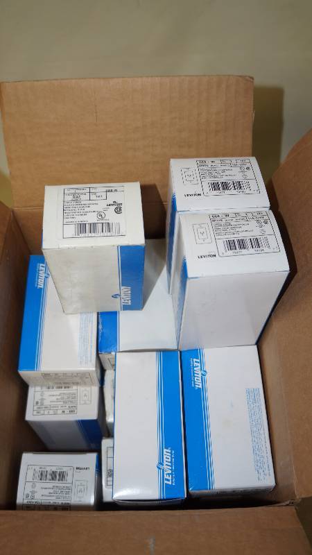 lot 462 image: Qty 20 NIB Leviton White 2-Pole 3-Wire ClockHanger Receptacles