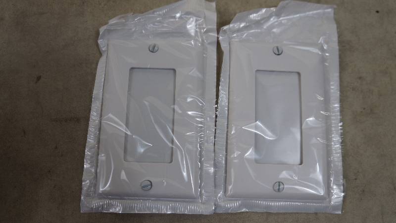 lot 464 image: NIB Leviton 1G STD Decora White Plastic WallPlates - 26 Boxes