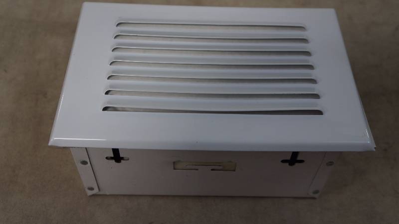 lot 488 image: Qty 10 NIB Progress Lighting White Louvered Step Lights