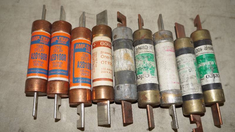 lot 519 image: Mixed Lot of 9 Time Delay 100 Amp Fuses