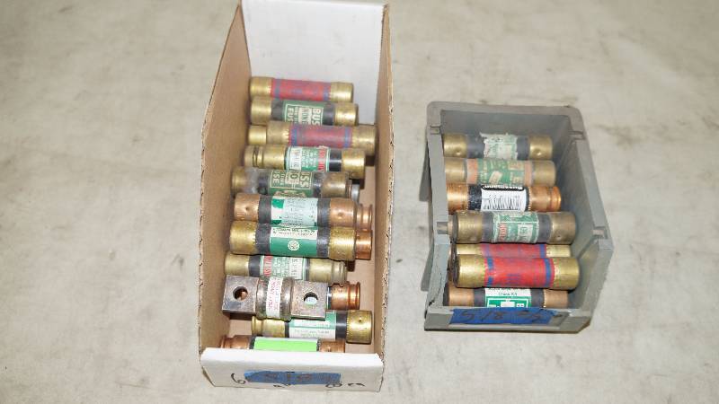 lot 518 image: Mixed Lot of 60 Amp Fuses - Approx 30