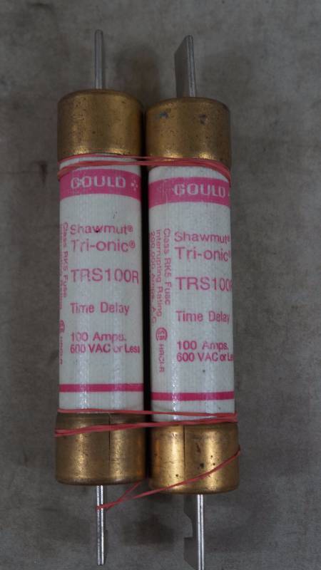lot 533 image: Qty 2 Gould Shawmut Tri-onic TRS100R Time Delay 100 Amp 600 VAC or Less Fuses