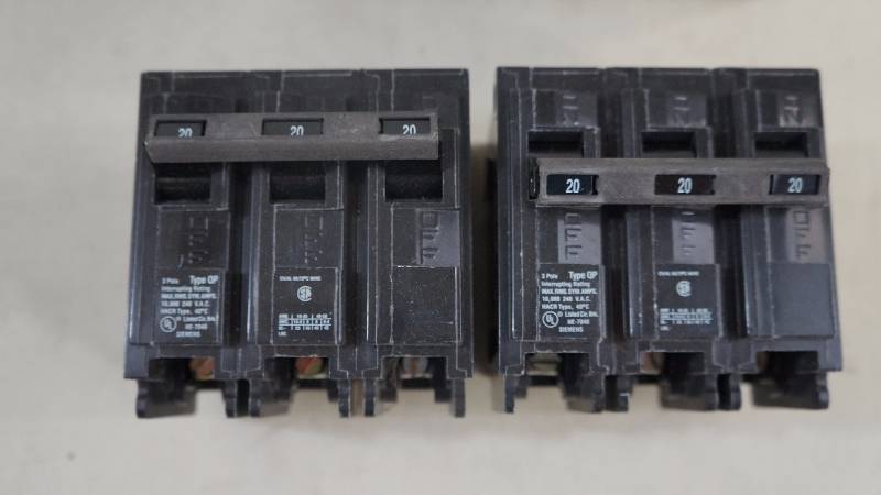 lot 257 image: Qty 3 (2 NIB) Siemens 20 Amp 3 Pole 240 VAC type QP Q320 I-T-E Circuit Breakers