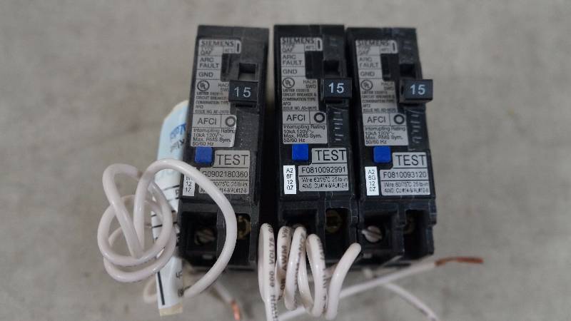 lot 621 image: Qty 3 Siemens 15 Amp 1-Pole 120 Volts AC Combination Type Arc Fault Circuit Interrupter