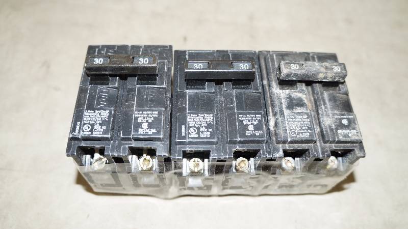 lot 635 image: Qty 3 Siemens 30 Amp 2-Pole Q230 Circuit Breakers