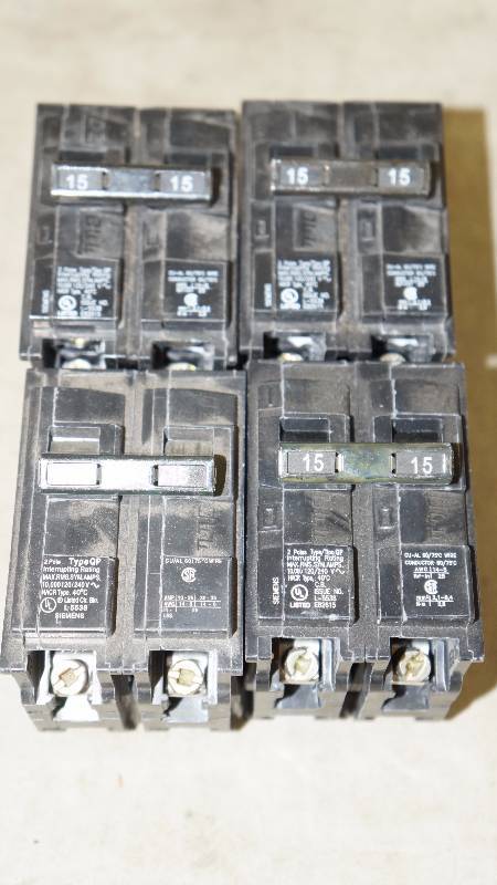 lot 648 image: Qty 4 Siemens 15 Amp 2-Pole Q215 Circuit Breakers