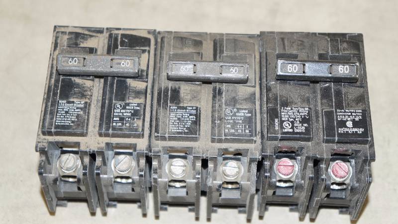 lot 695 image: Qty 3 Siemens 60 Amp 2-Pole Q260 Circuit Breakers