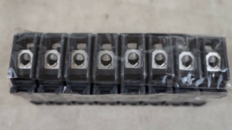 lot 703 image: Qty 4 New Siemens 100 Amp 2 Poles Q2100 Circuit Breakers