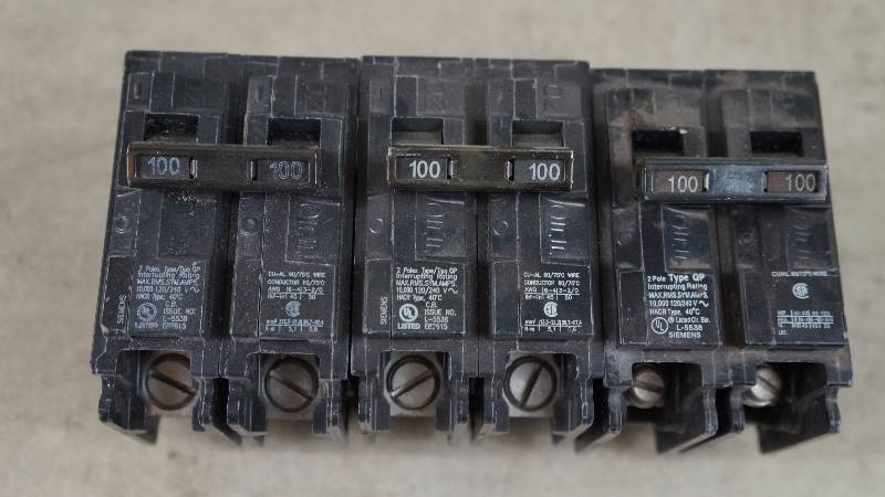 lot 710 image: Qty 3 NIB Siemens 100 Amp 2 Poles Q2100 Circuit Breakers