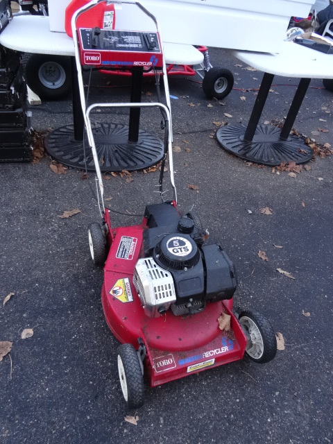 lot 3 image: toro recycler push mower