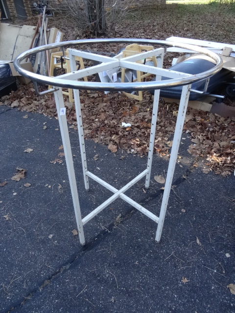 lot 9 image: 2 clothes racks
